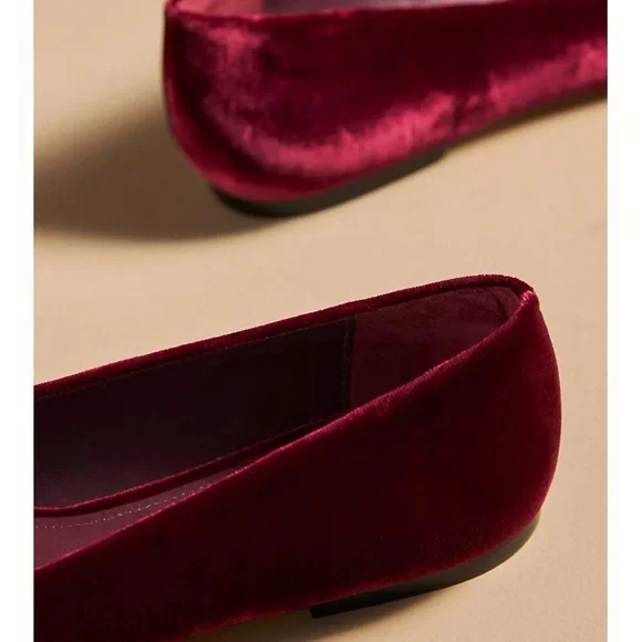 Larroudé
Lee Crystal-Embellished Bow Velvet Ballet Flats
$300 size 8 new - Picture 3 of 16